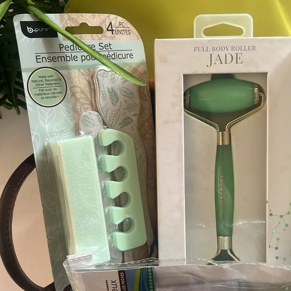 NWOT Jade Green Facial Roller and Yellow Toiletry Bag Set - Picture 12 of 13
